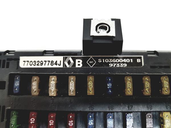 Biztosítéktábla   7703297784J S103600401B Renault Siemens