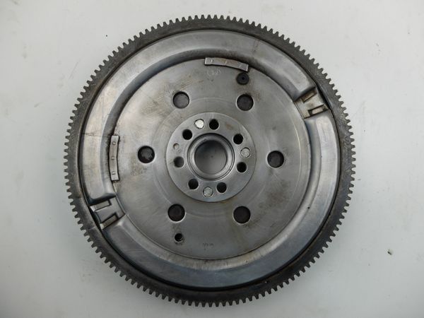 Kettős Tömegű Lendkerék Renault Nissan 8200926712 1.5 DCI LUK