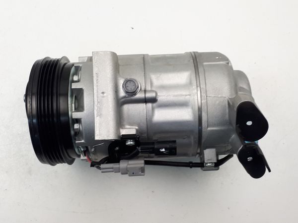 Aggregátor Új eredeti Renault Clio 4 926000050R Valeo 1001